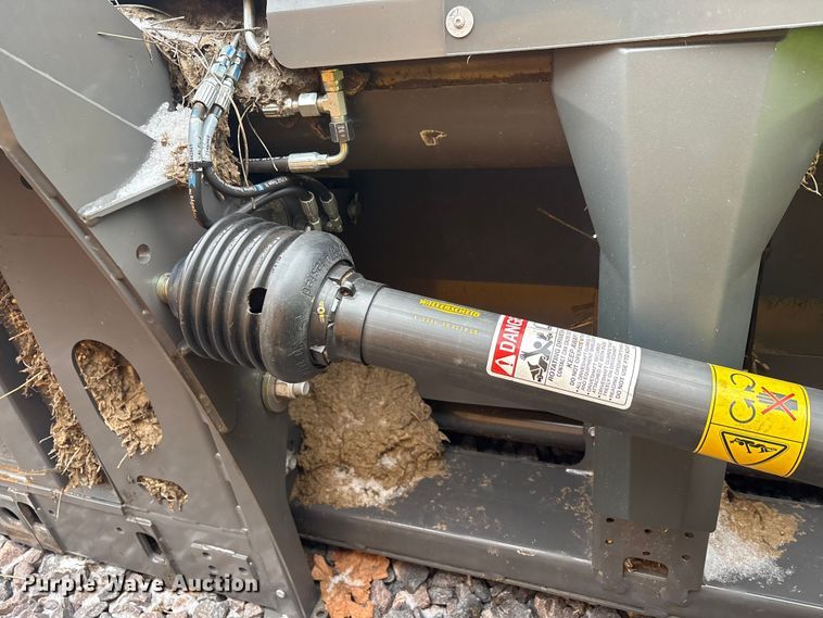 image for item YA1881 2022 Gleaner 9340 draper head