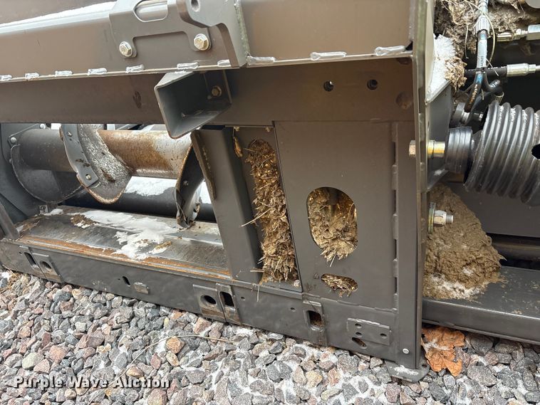 image for item YA1881 2022 Gleaner 9340 draper head