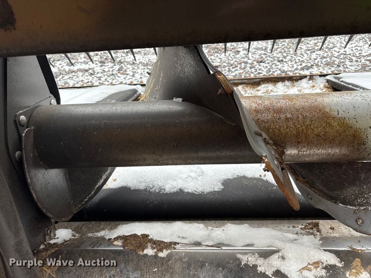 image for item YA1881 2022 Gleaner 9340 draper head