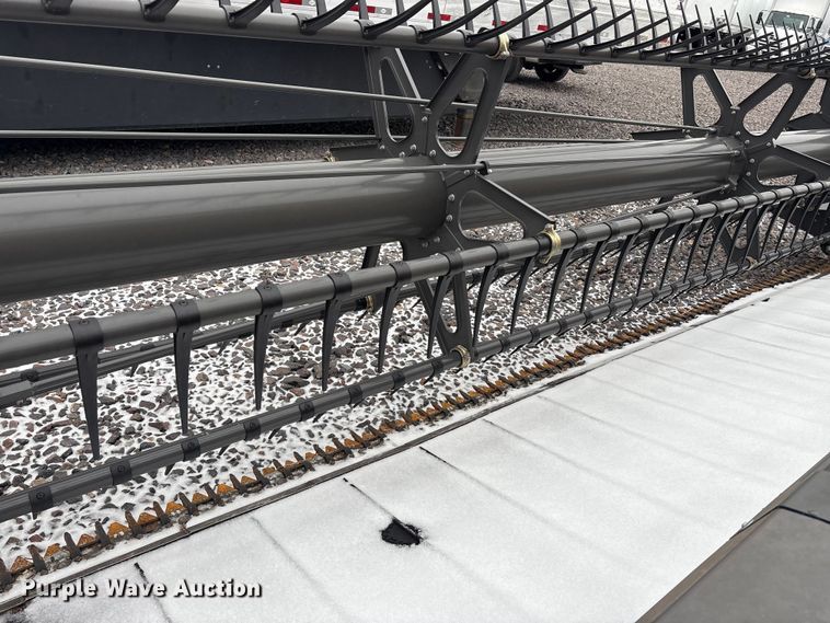 image for item YA1881 2022 Gleaner 9340 draper head