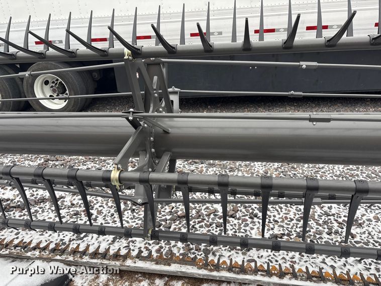 image for item YA1881 2022 Gleaner 9340 draper head