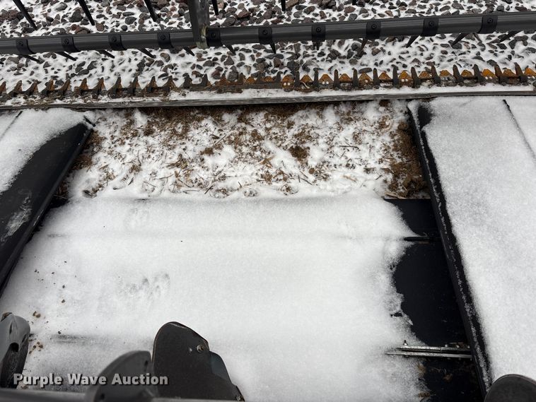 image for item YA1881 2022 Gleaner 9340 draper head