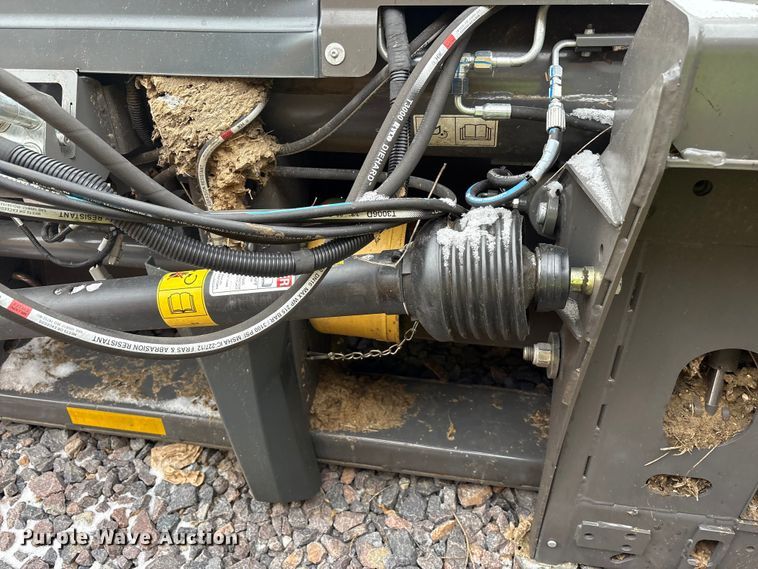 image for item YA1881 2022 Gleaner 9340 draper head