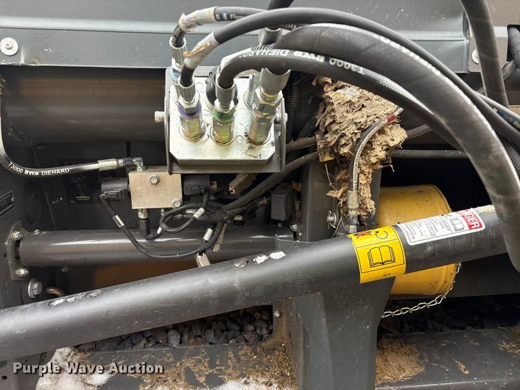 image for item YA1881 2022 Gleaner 9340 draper head