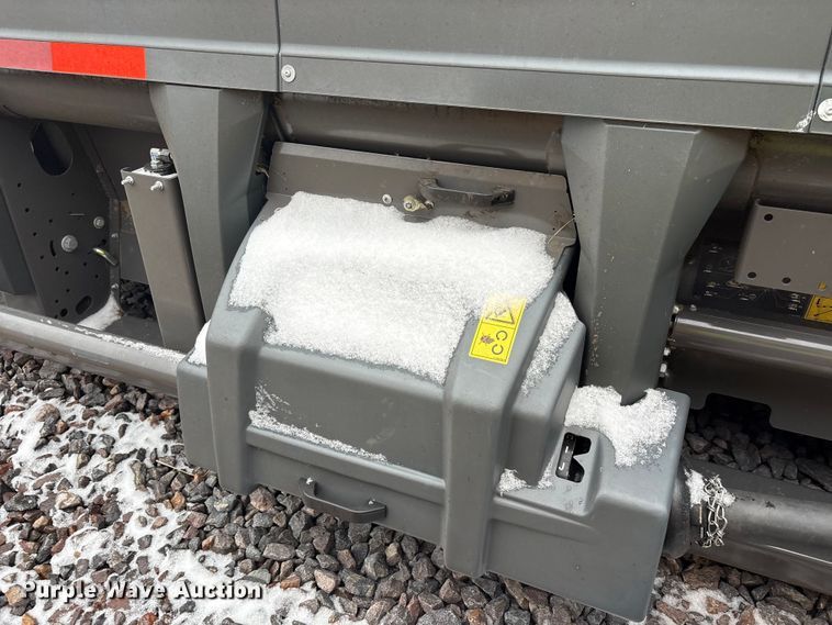 image for item YA1881 2022 Gleaner 9340 draper head