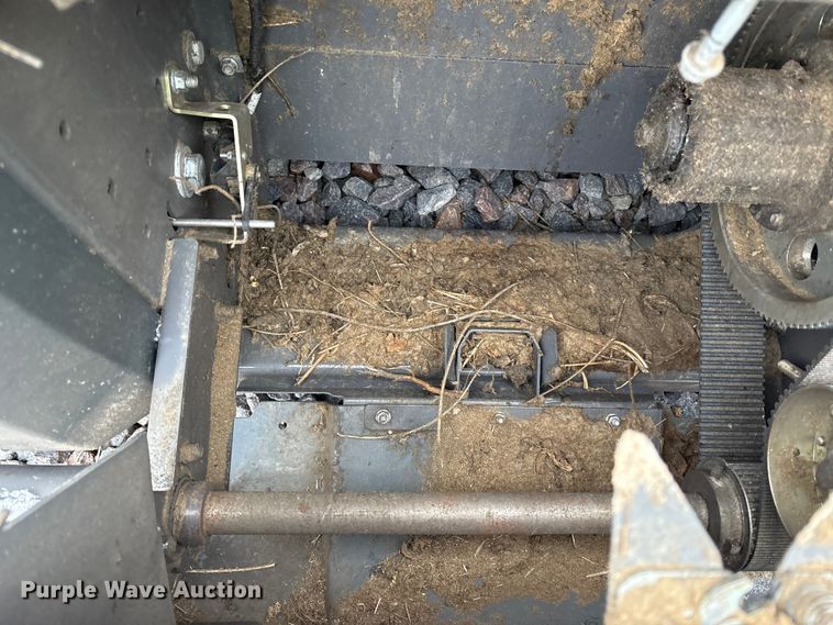 image for item YA1881 2022 Gleaner 9340 draper head