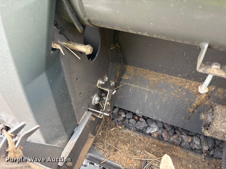 image for item YA1881 2022 Gleaner 9340 draper head