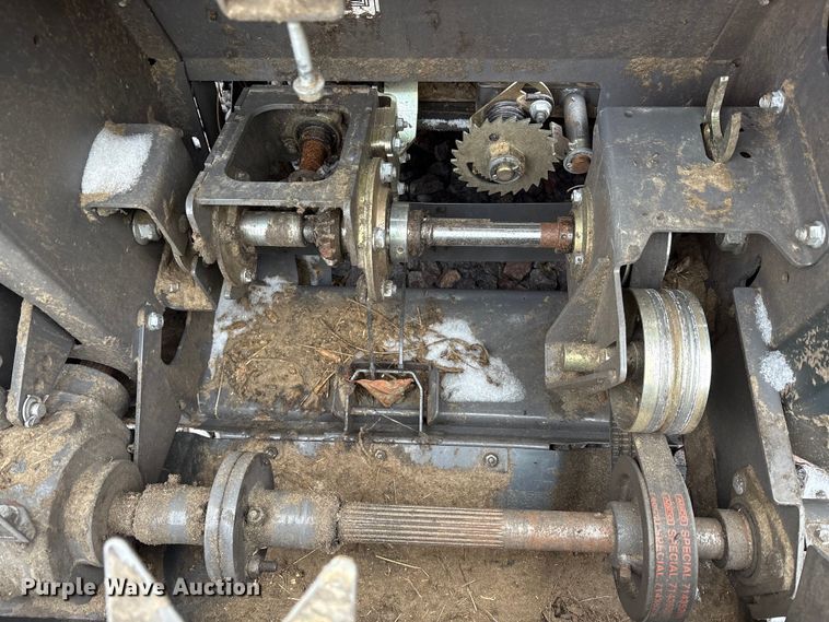 image for item YA1881 2022 Gleaner 9340 draper head