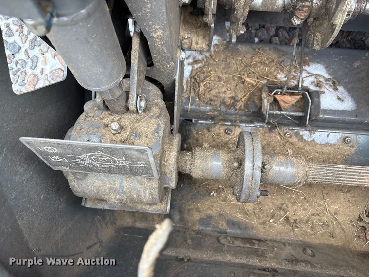 image for item YA1881 2022 Gleaner 9340 draper head