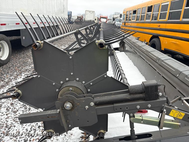 image for item YA1881 2022 Gleaner 9340 draper head