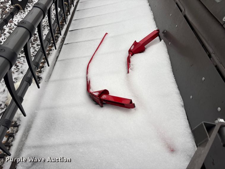 image for item YA1881 2022 Gleaner 9340 draper head