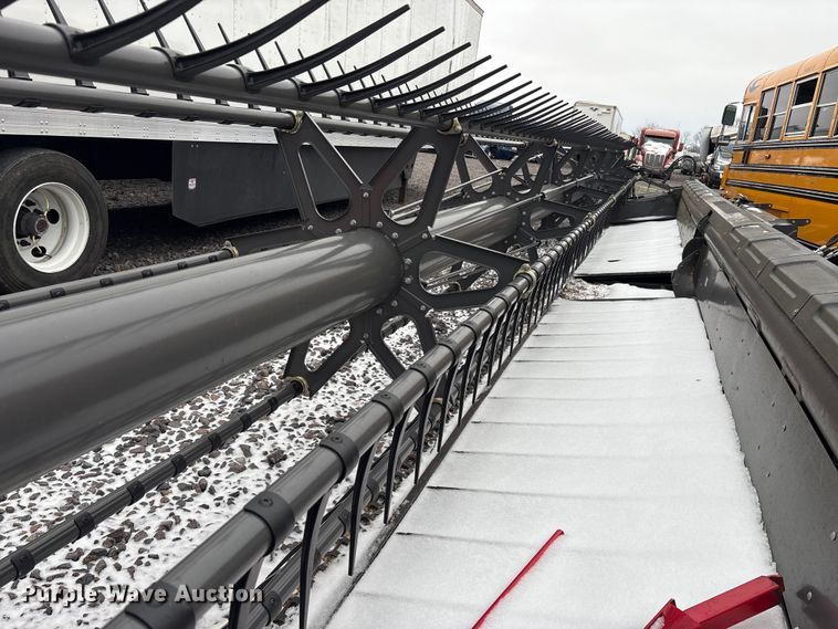 image for item YA1881 2022 Gleaner 9340 draper head