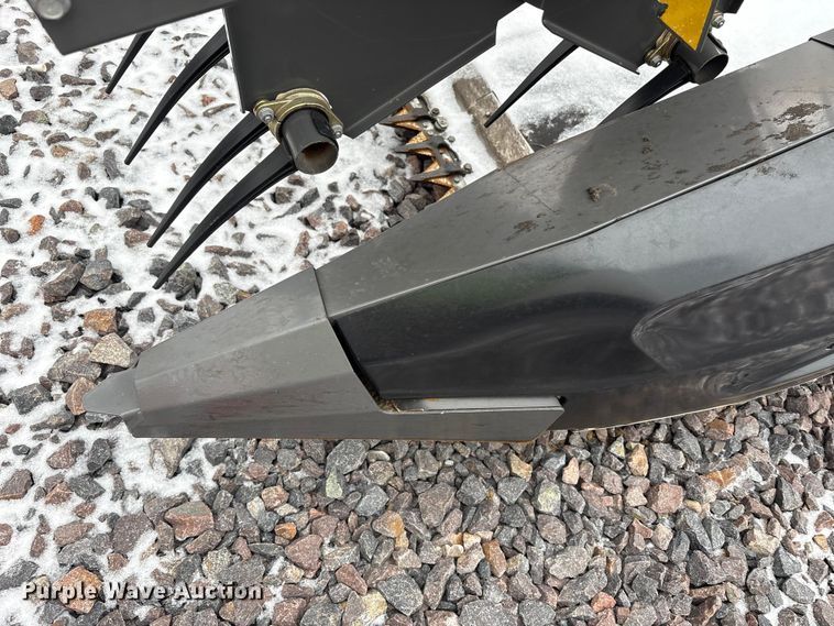 image for item YA1881 2022 Gleaner 9340 draper head