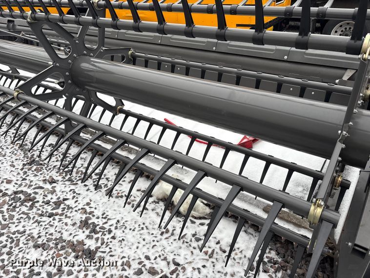 image for item YA1881 2022 Gleaner 9340 draper head