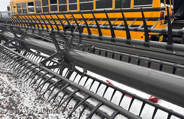 image for item YA1881 2022 Gleaner 9340 draper head