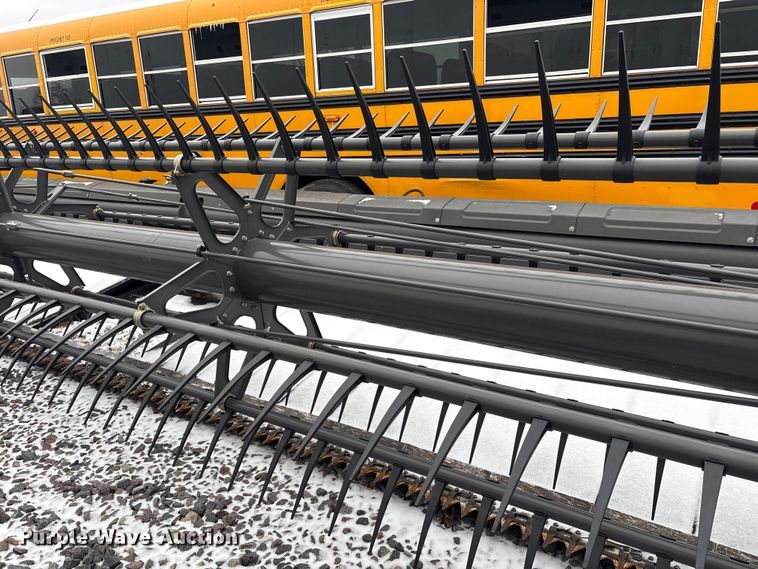 image for item YA1881 2022 Gleaner 9340 draper head