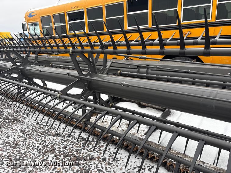 image for item YA1881 2022 Gleaner 9340 draper head