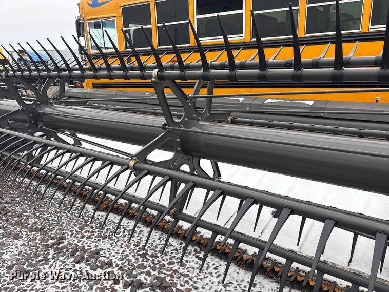 image for item YA1881 2022 Gleaner 9340 draper head