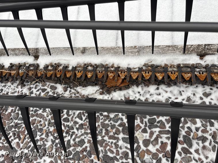 image for item YA1881 2022 Gleaner 9340 draper head