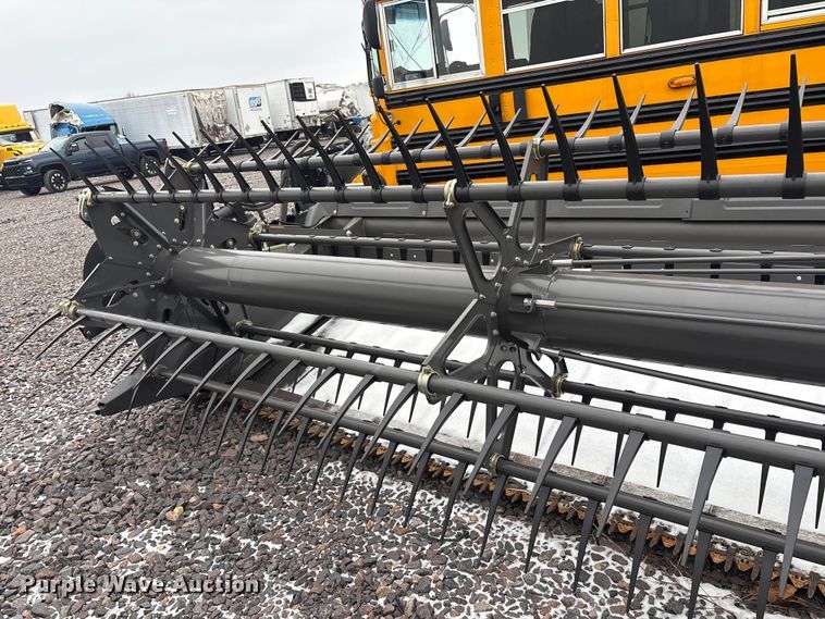 image for item YA1881 2022 Gleaner 9340 draper head