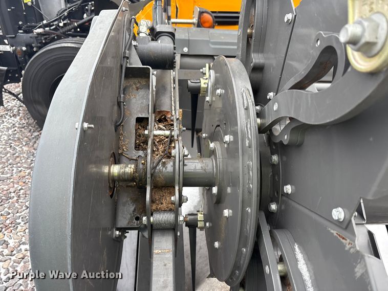 image for item YA1881 2022 Gleaner 9340 draper head