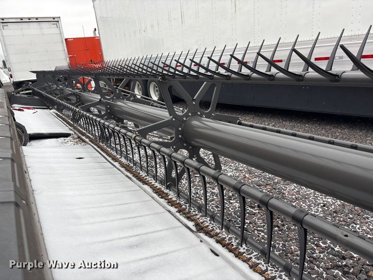 image for item YA1881 2022 Gleaner 9340 draper head