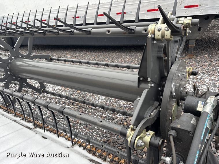 image for item YA1881 2022 Gleaner 9340 draper head