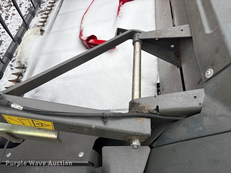 image for item YA1881 2022 Gleaner 9340 draper head