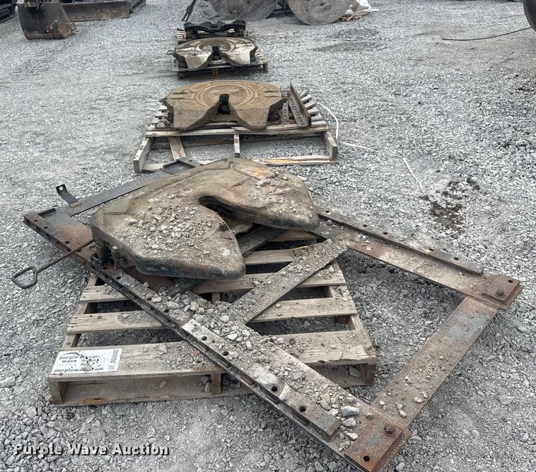 image for item DQ4203 (4) fifth wheel plates