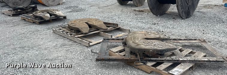 image for item DQ4203 (4) fifth wheel plates