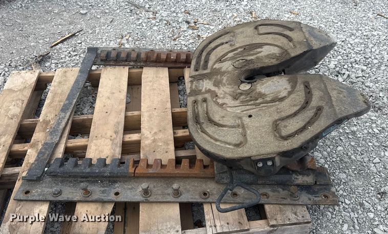 image for item DQ4203 (4) fifth wheel plates