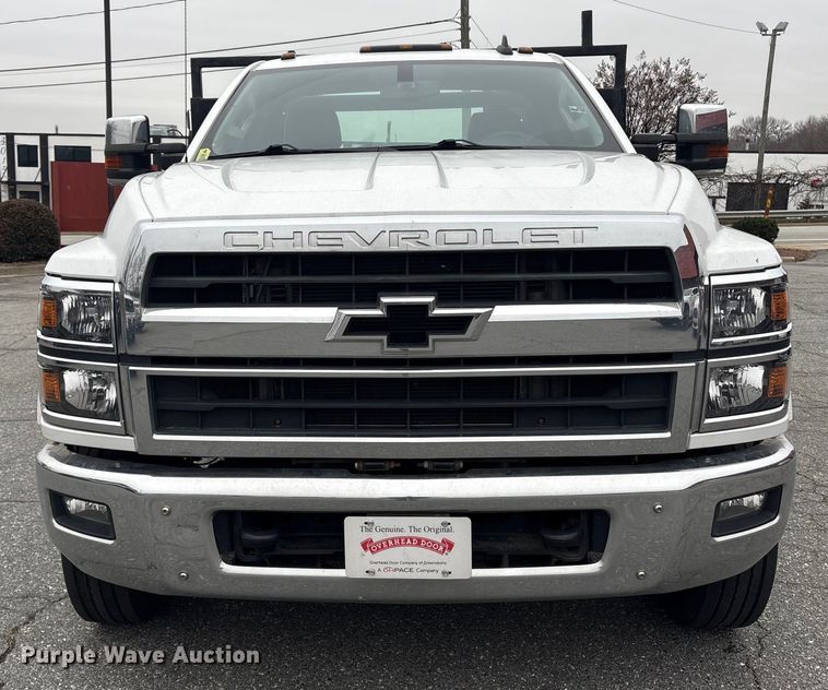 image for item DT2780 2019 Chevrolet Silverado 6500HD flatbed truck