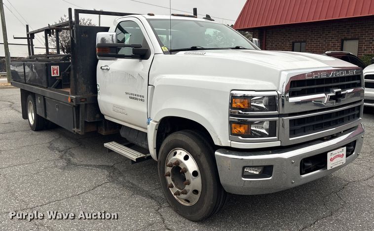 image for item DT2780 2019 Chevrolet Silverado 6500HD flatbed truck