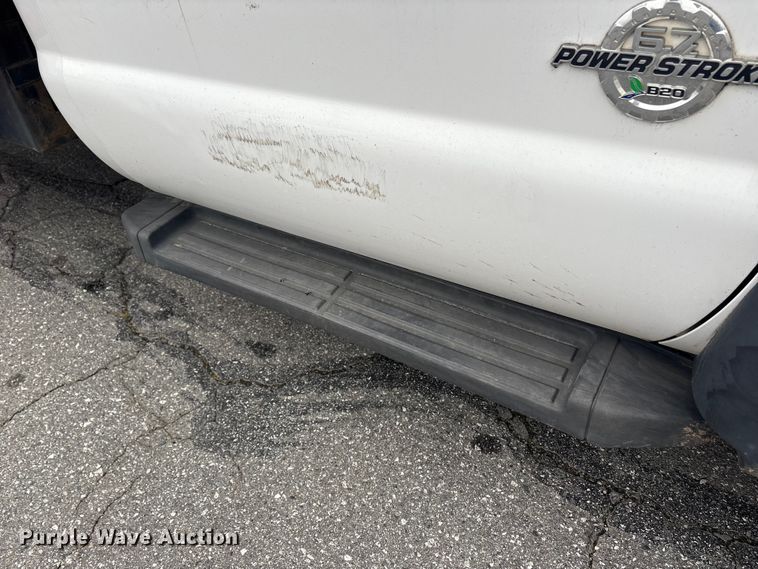 image for item DT2781 2013 Ford F550 flatbed truck