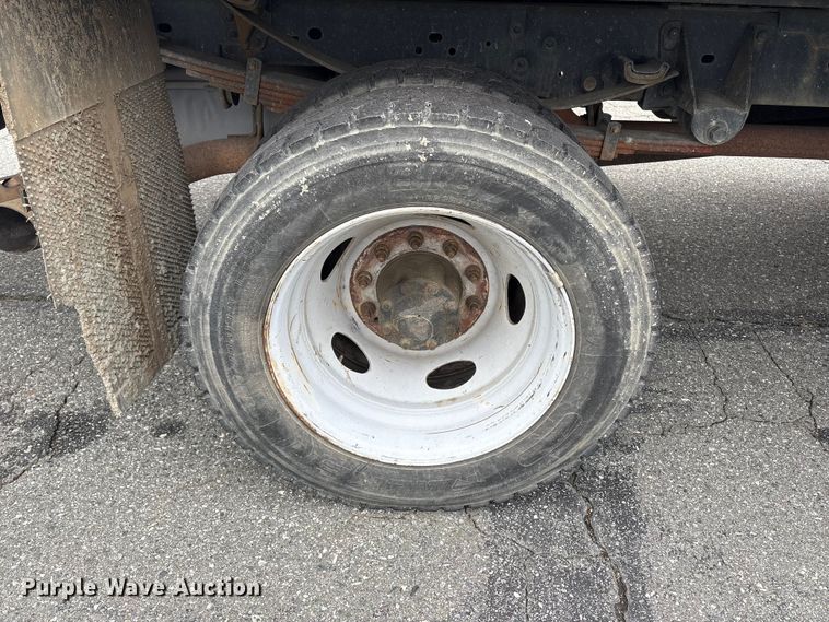 image for item DT2781 2013 Ford F550 flatbed truck