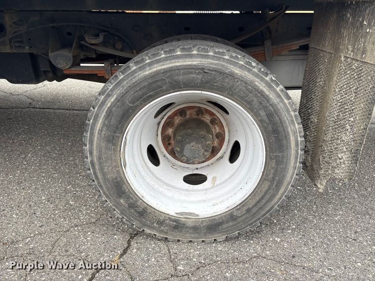 image for item DT2781 2013 Ford F550 flatbed truck