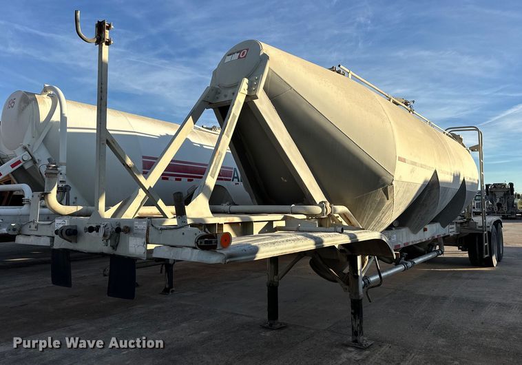 image for item DT6518 1991 Fruehauf HAB-F2-J pneumatic dry bulk trailer