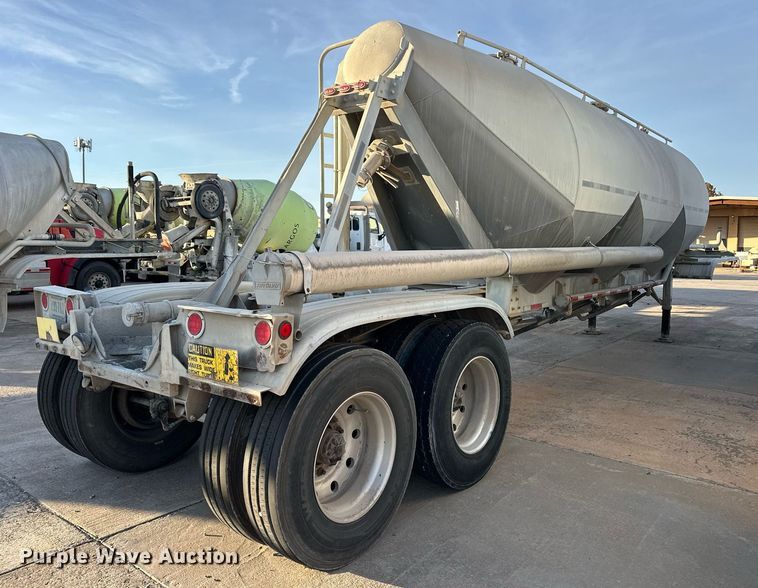 image for item DT6518 1991 Fruehauf HAB-F2-J pneumatic dry bulk trailer