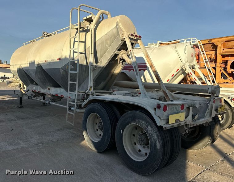 image for item DT6518 1991 Fruehauf HAB-F2-J pneumatic dry bulk trailer