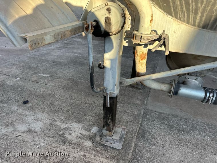 image for item DT6518 1991 Fruehauf HAB-F2-J pneumatic dry bulk trailer