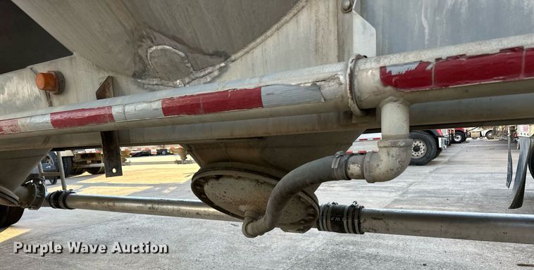 image for item DT6518 1991 Fruehauf HAB-F2-J pneumatic dry bulk trailer