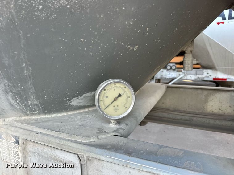 image for item DT6518 1991 Fruehauf HAB-F2-J pneumatic dry bulk trailer