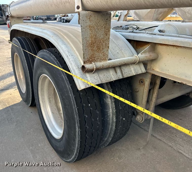 image for item DT6518 1991 Fruehauf HAB-F2-J pneumatic dry bulk trailer