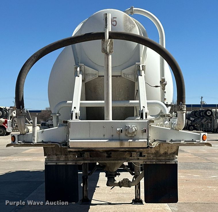 image for item DT6519 2006 Heil pneumatic dry bulk trailer