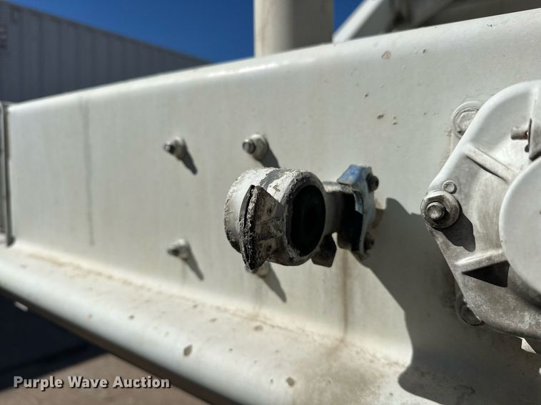 image for item DT6519 2006 Heil pneumatic dry bulk trailer