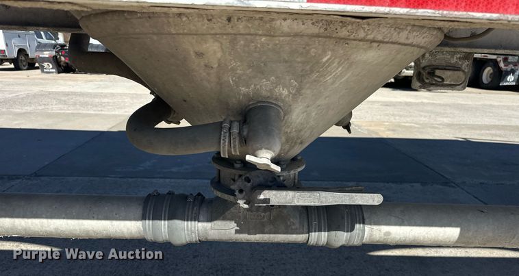 image for item DT6519 2006 Heil pneumatic dry bulk trailer