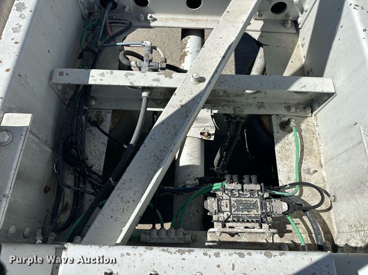 image for item DT6519 2006 Heil pneumatic dry bulk trailer