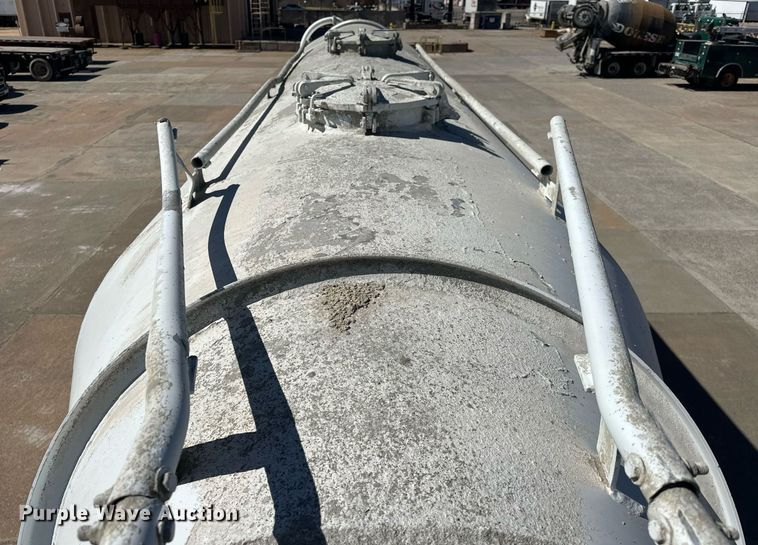 image for item DT6519 2006 Heil pneumatic dry bulk trailer