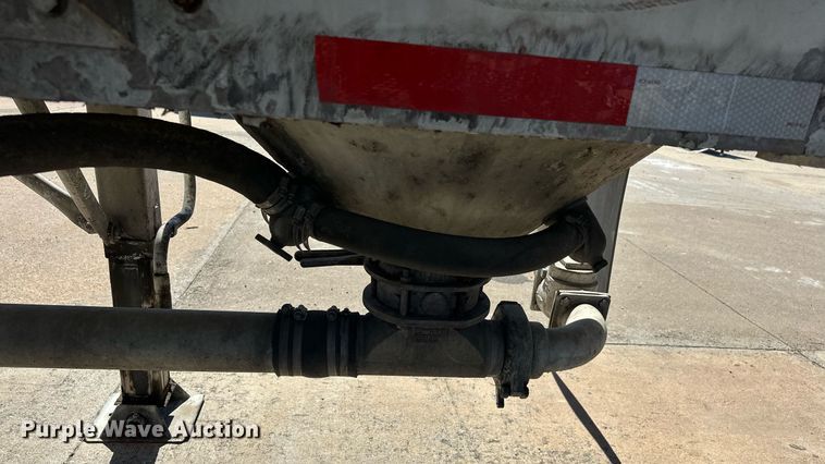 image for item DT6519 2006 Heil pneumatic dry bulk trailer