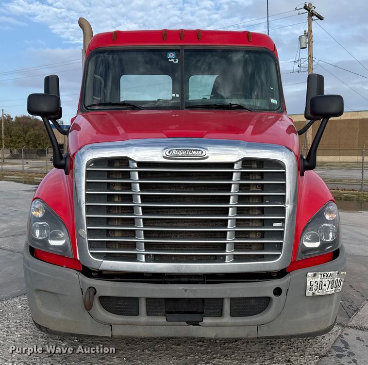 image for item DW5071 2017 Freightliner Cascadia semi truck